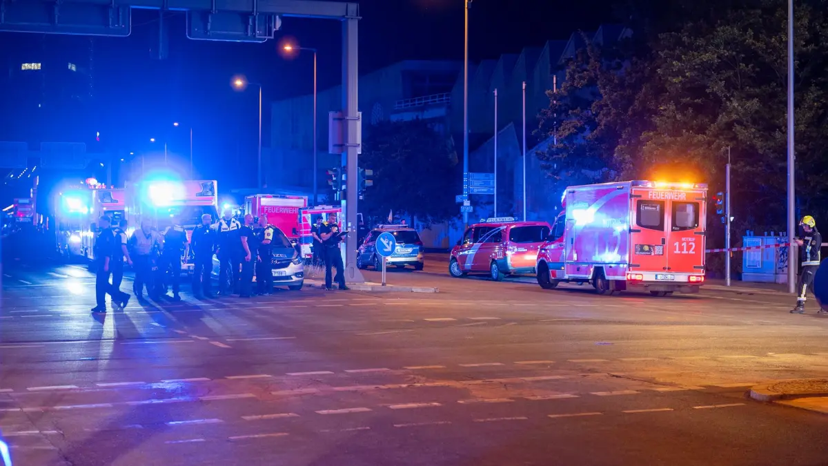 Auto rast in Menschenmenge bei Christopher Street Day (CSD) in Berlin. Was bekannt ist.
