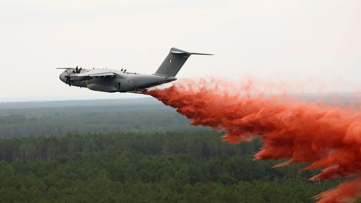 Brände in Frankreich: 25.07.2026, Frankreich, Lacanau: Ein vom Rettungskoordinierungshubschrauber des französischen Zivilschutzes aus aufgenommenes Foto zeigt, wie der Airbus A400M erstmals Löschmittel über dem Waldbrand nahe Lacanau abwirft – inmitten einer sich verschärfenden Dürre infolge einer Hitzewelle und Wassermangels in weiten Teilen Frankreichs. Foto: Abdul Saboor/Pool Reuters/AP/dpa +++ dpa-Bildfunk +++