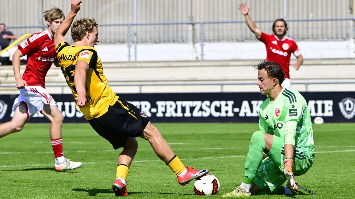 Foto zeigt: Jonas Oehmichen (Dynamo) Kevin Kratzsch (Torwart Cottbus)
Datum: 250726
Testspiel im Trainingszentrum Dynamo Dresden Energie Cottbus 2. Spiel 2:1