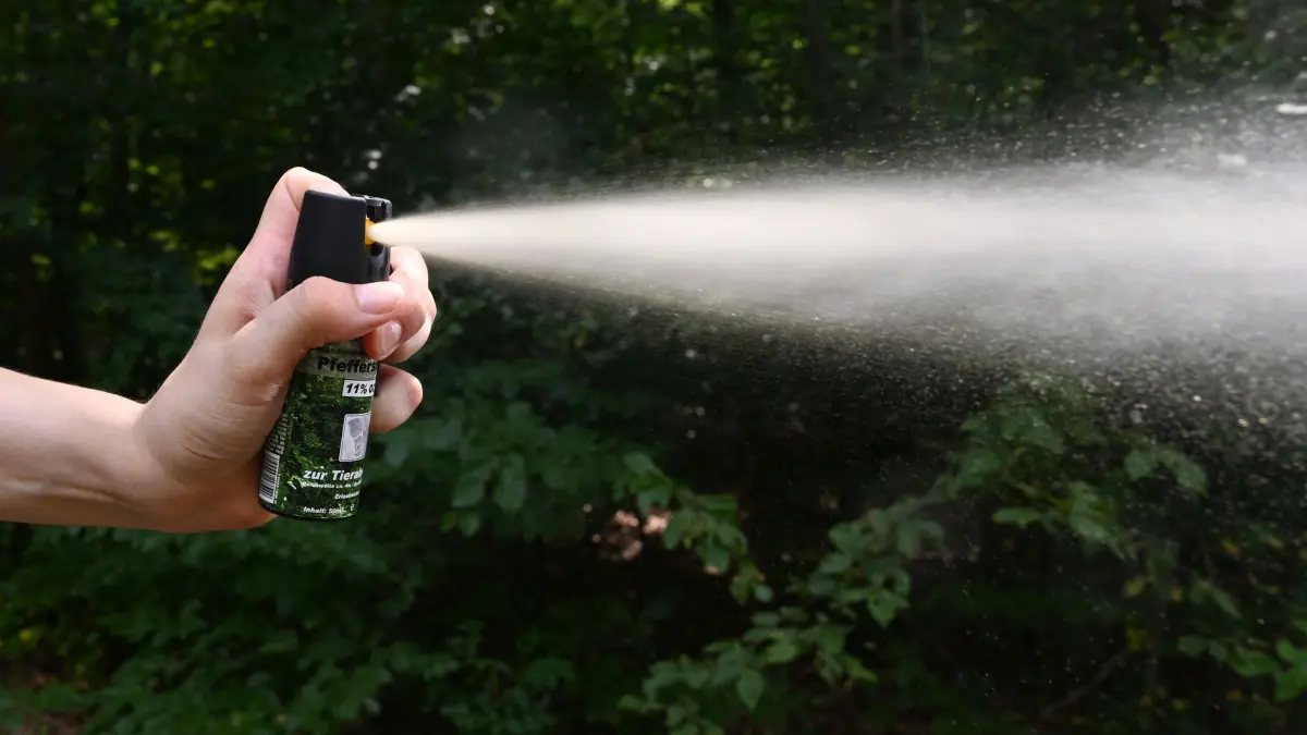 Pfefferspray: ARCHIV - 15.07.2026, Baden-Württemberg, Stuttgart: Eine Hand hält eine Kartusche mit Pfefferspray und versprüht das das Reizgas (gestellte Szene). (zu dpa: «Acht Verletzte durch Pfefferspray in Einkaufszentrum») Foto: Bernd Weißbrod/dpa +++ dpa-Bildfunk +++