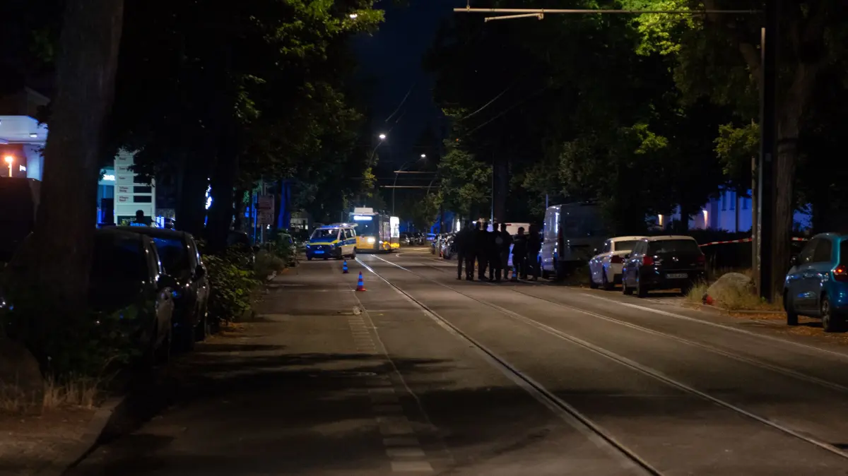 Die Wendenschlossstraße war bis in die Morgenstunden gesperrt. Kegel der Polizei markieren Spuren, die nach der Schussabgabe gesichert werden sollen.