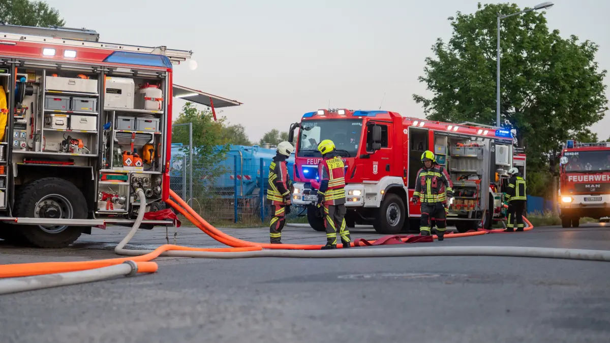 Im Gewerbegebiet von Neuenhagen bei Berlin brach ein Brand aus. Einsatzkräfte der Feuerwehr löschten die Flammen.