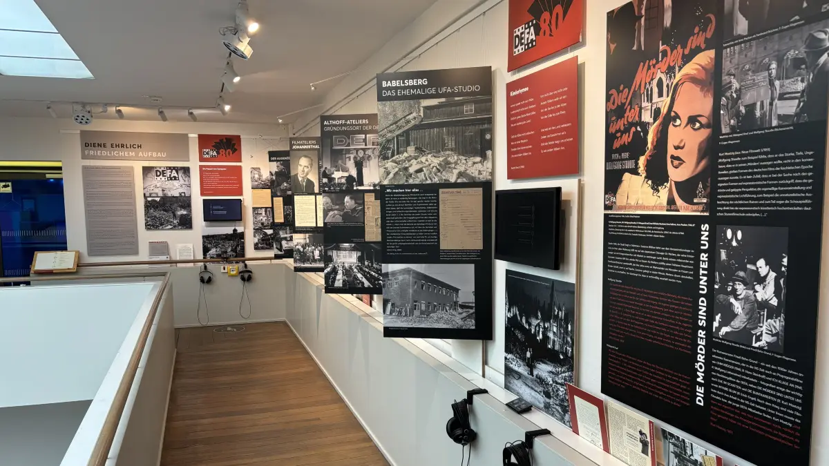 Blick in die Ausstellung "Ohne Frühstück. Ohne Diskussion - 80 Jahre DEFA-Filme" im Filmmuseum