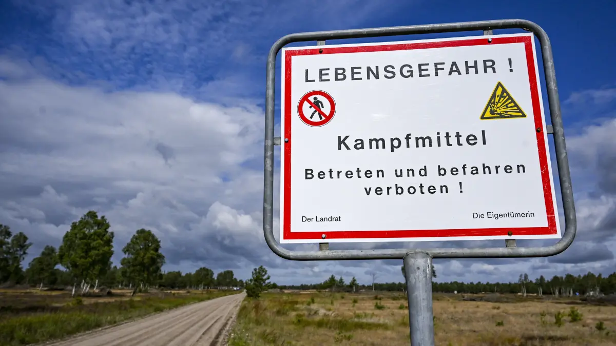 Ein Schild mit der Aufschrift "Lebensgefahr! Kampfmittel. Betreten und befahren verboten!" weist auf das Gelände in der Kyritz-Ruppiner Heide hin, in der die Kampfmittelbergung auf dem ehemaligen Truppenübungsplatz durchgeführt wird. Vor allem die geächtete Streumunition wird auf Ex-Bombodrom geräumt. (zu dpa-Korr «Erbe aus Sowjet-Zeiten - Brandenburg wird Streumunition nicht los») +++ dpa-Bildfunk +++