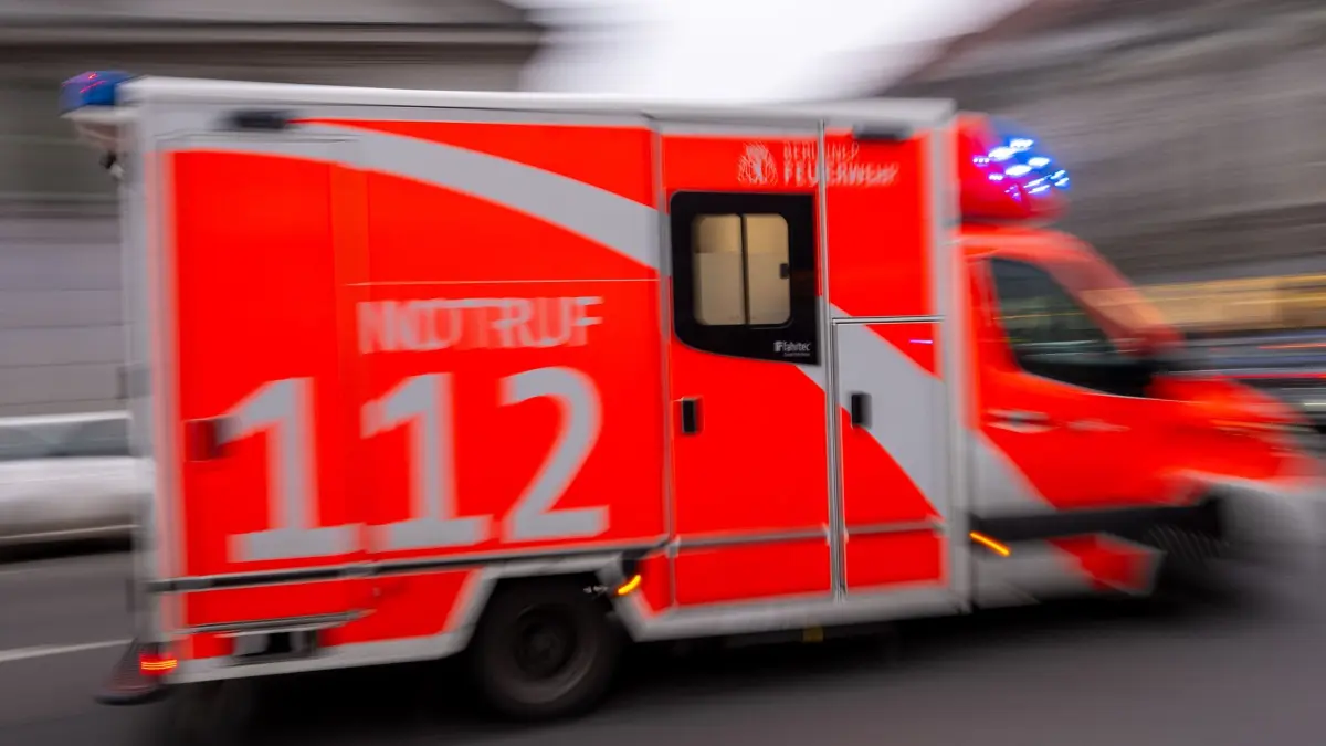 Rettungswagen - Symbolbild: ARCHIV - 08.02.2024, Berlin: Ein Rettungswagen fährt mit Blaulicht zum Einsatz. (zu dpa: «Medizinischer Notfall? Zeugen stoppen Auto») Foto: Monika Skolimowska/dpa +++ dpa-Bildfunk +++