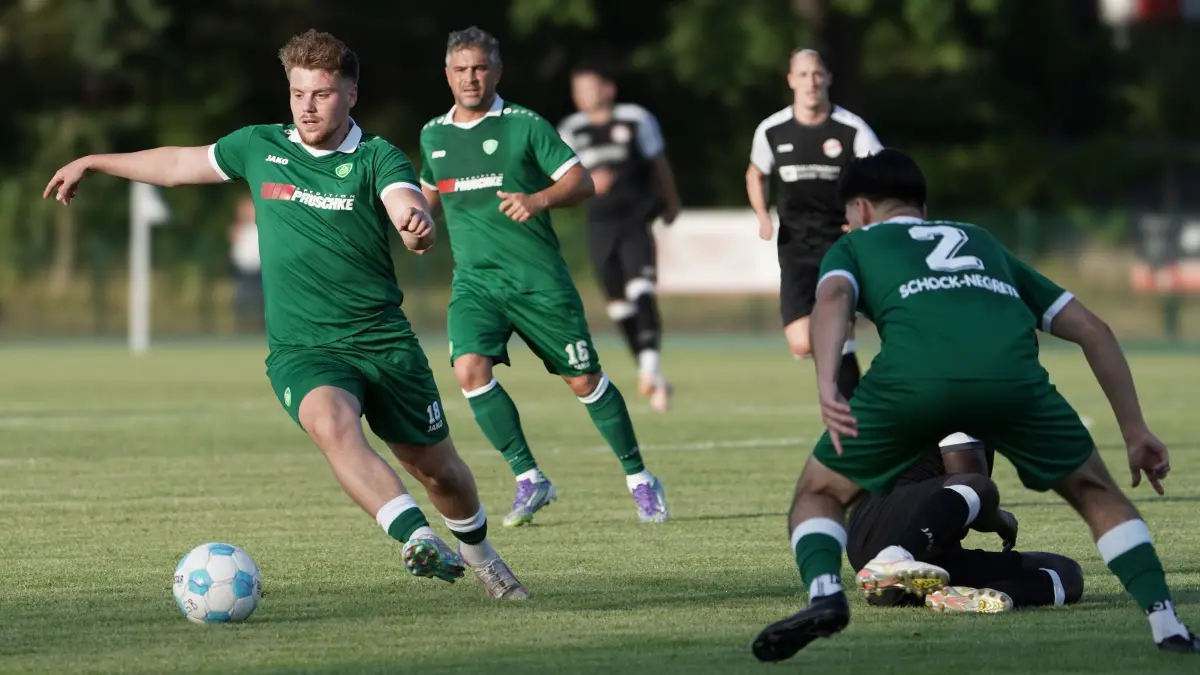 Fussball : Ahrensfelde, Fussball Freundschaftsspiele Deutschland / Regional, Grün-Weiss Ahrensfelde : SV Siedenbollentin, Nick Graupner vor Manuel Schmiedebach weiter Samir Schock-Negrete r.
FOTO BENK 24.07.2026