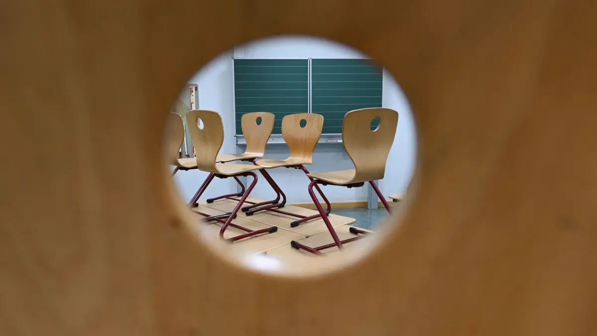 Mehr junge Lehrkräfte arbeiten in Teilzeit: ARCHIV - 29.08.2023, Hessen, Wiesbaden: Durch das Loch in einer Stuhllehne sind in einem Klassenzimmer der Robert-Schumann-Grundschule Stühle zu sehen, die auf Tischen stehen. (zu dpa: «Fehlverhalten von Lehrkräften – Meldestelle gefordert») Foto: Arne Dedert/dpa +++ dpa-Bildfunk +++