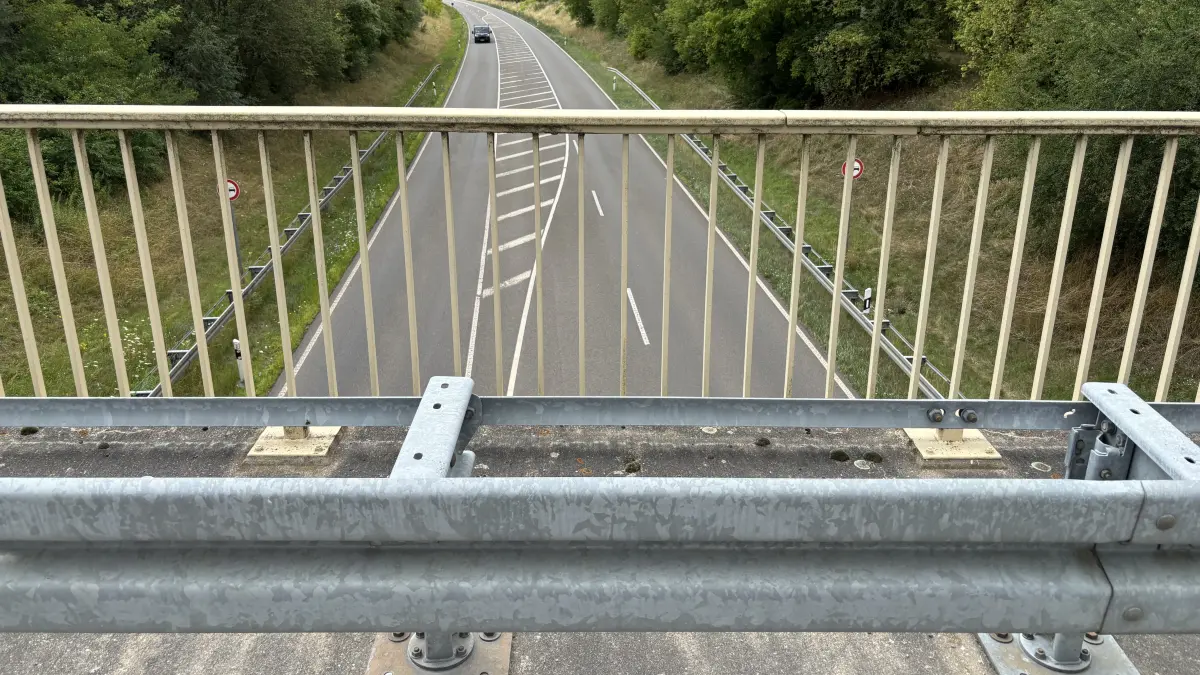 Von dieser Brücke haben am Sonnabend offenbar zwei Jugendliche Steine auf vorbeifahrende Autos geworfen.