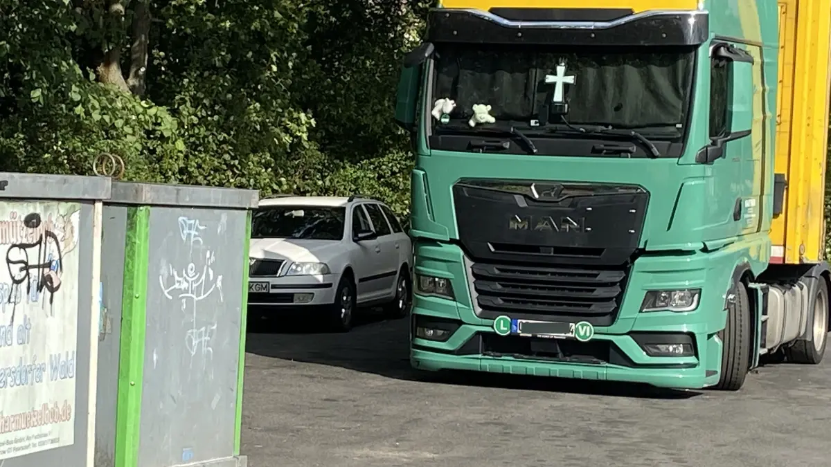 Lastwagen einer internationalen Spedition stehen ständig auf dem Spree-Parkplatz in Fürstenwalde. Daneben ein Pkw, der mutmaßlich dem Fahrer gehört.