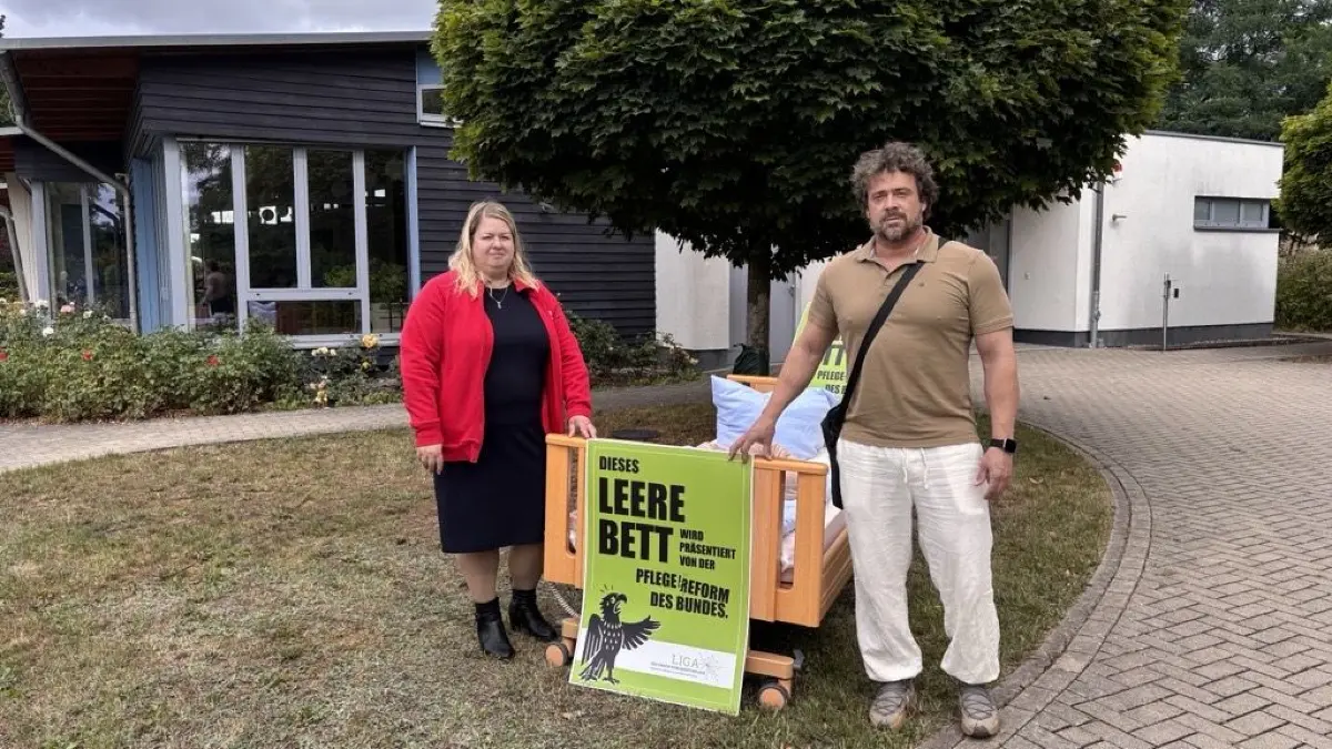 Machen sich Sorgen um die Zukunft der Pflege und ihre Mitarbeitenden: Marcel Reißmann, Bereichsleiter Soziales, und die Ausbildungs-Koordinatorin Sabine Müller, beide vom AWO-Bezirksverband.