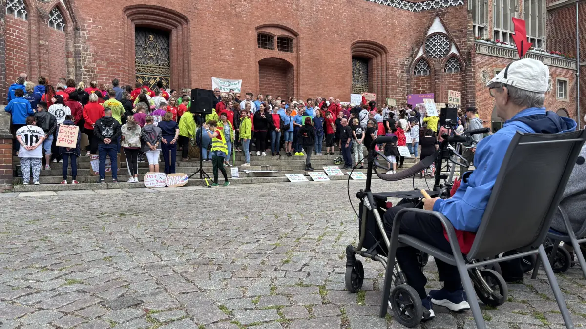 Pflegedemo vor dem Rathaus in Frankfurt (Oder): Pflegeeinrichtungen haben lautstark gegen die geplante Pflegereform des Bundes protestiert.