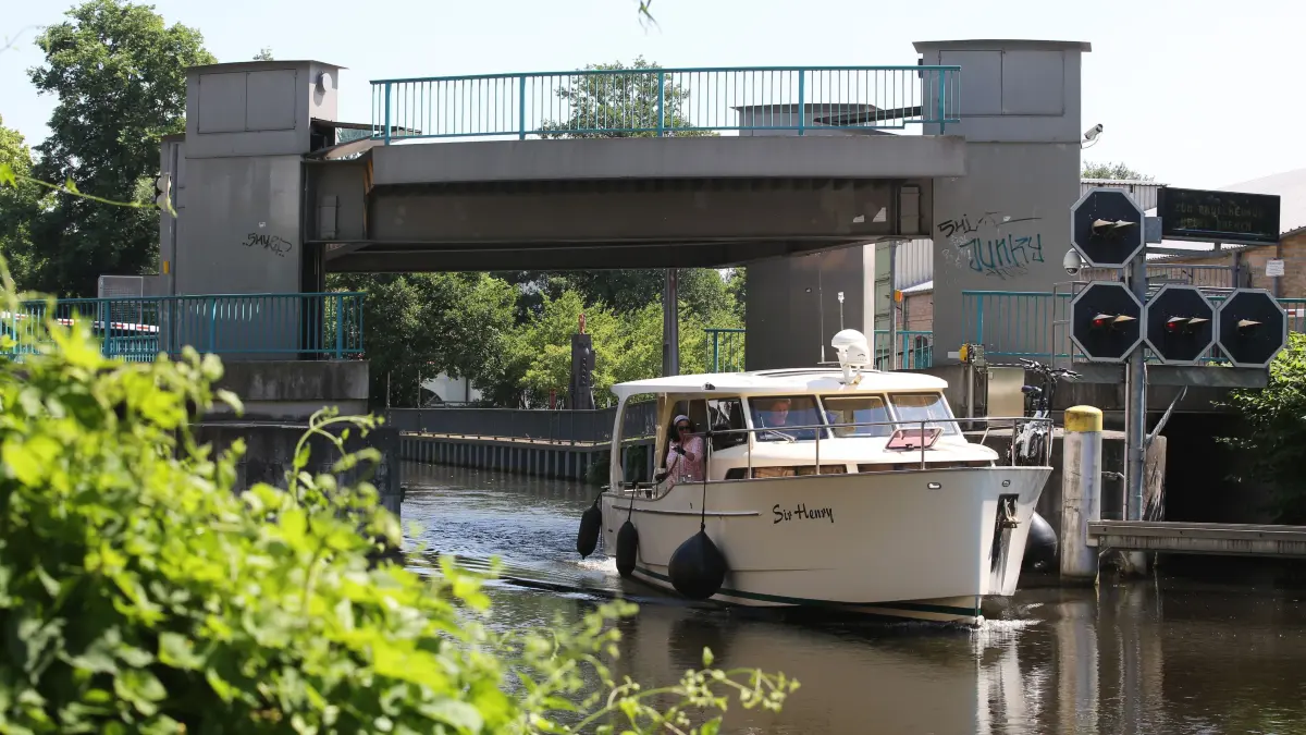 Unterwegs auf dem Finowkanal: Ein Motorboot ist in Eberswalde unter der Hubbrücke durchgefahren. Die künstliche Wasserstraße ist das touristische Glanzlicht der Kreisstadt des Barnims. Deshalb wird ihr Zustand genau beobachtet (Archivbild).