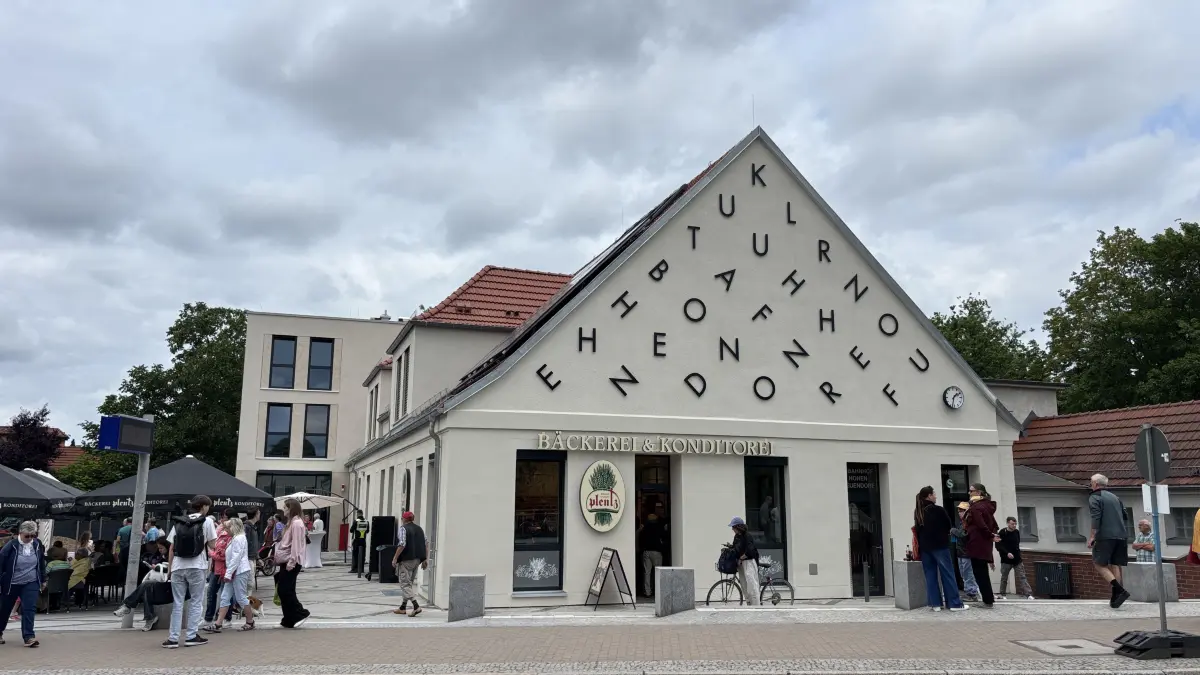 Das umstrittene Kunstwerk am Kulturbahnhof Hohen Neuendorf sorgt überregional für Schlagzeilen. Kritiker sprechen von „Buchstabensalat“, Befürworter loben die kreative Anordnung der Buchstaben in der Schriftart „Bahnhofsfutura“.
