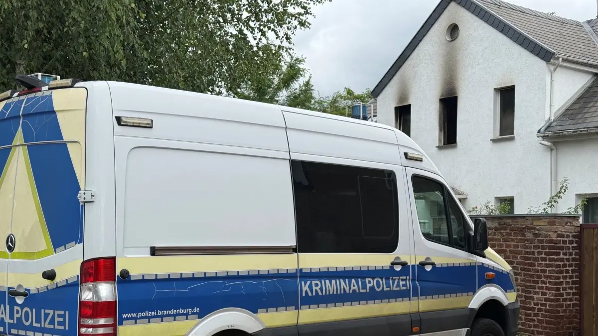 Brand eines Mehrfamilienhauses in der Schleusenstraße in Zehdenick, Kriminaltechnik vor Ort