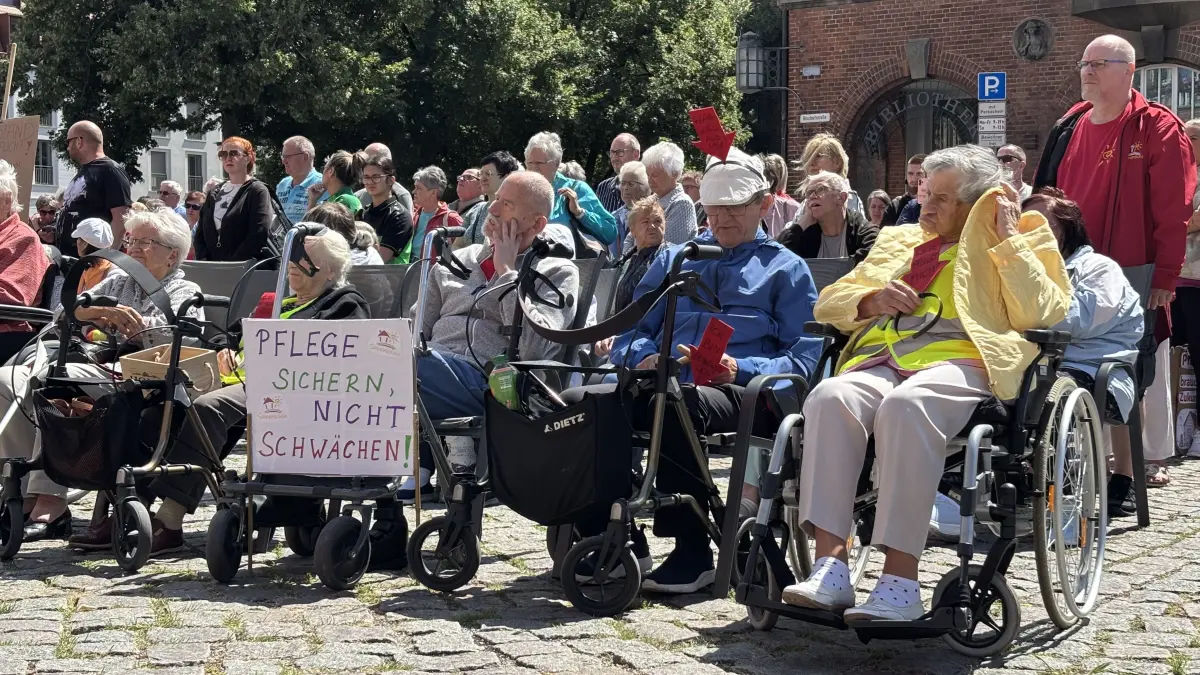 Pflegedemo vor dem Rathaus in Frankfurt (Oder): Pflegeeinrichtungen haben lautstark gegen die geplante Pflegereform des Bundes protestiert.