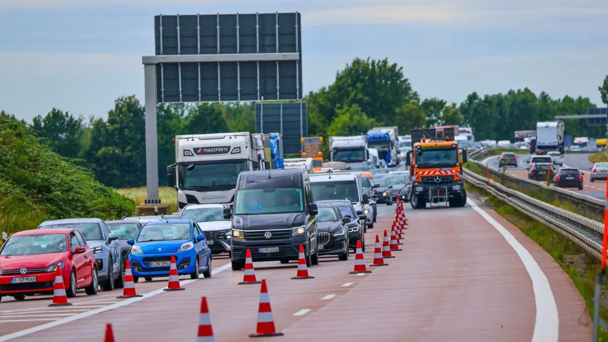 Auf der Autobahn A24 kam es zu einem weiteren folgenschweren Unfall. An der Anschlussstelle Neuruppin starb eine 16-jährige Fahrschülerin.