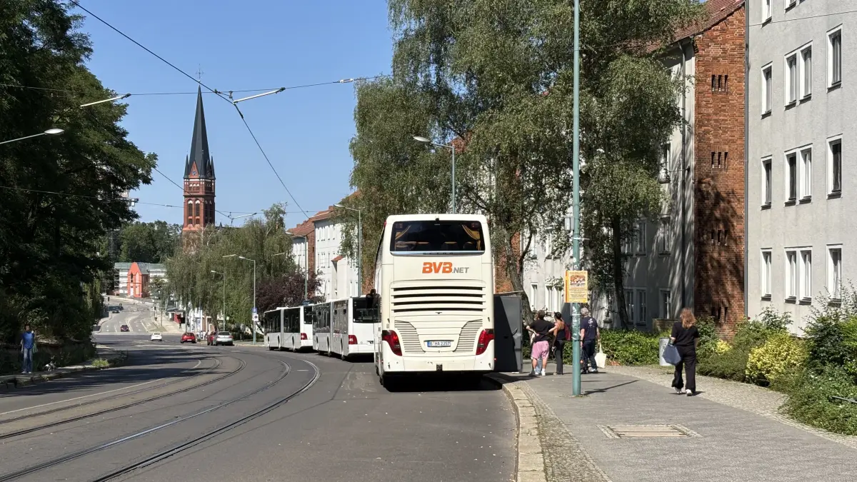 In der Bahnhofstraße in Frankfurt (Oder) gilt eine Halteverbot. Die Ersatzbusse für den RE1 haben dort ihre Haltestelle. Anlieger haben eine andere Parkmöglichkeit.