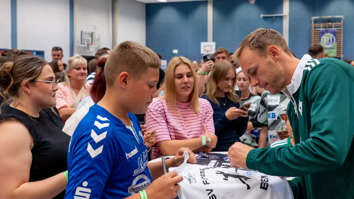 Testspiel Füchse Berlin: Die Füchse Berlin machen ein Testspiel bei der SG Uckermark in Schwedt zu einem Event für Fans.
Großer Andrang am Tisch von Mathias Gidsel. Jeder wollte eine Autogramm oder Selfie von und mit seinem Füchse-Idol.