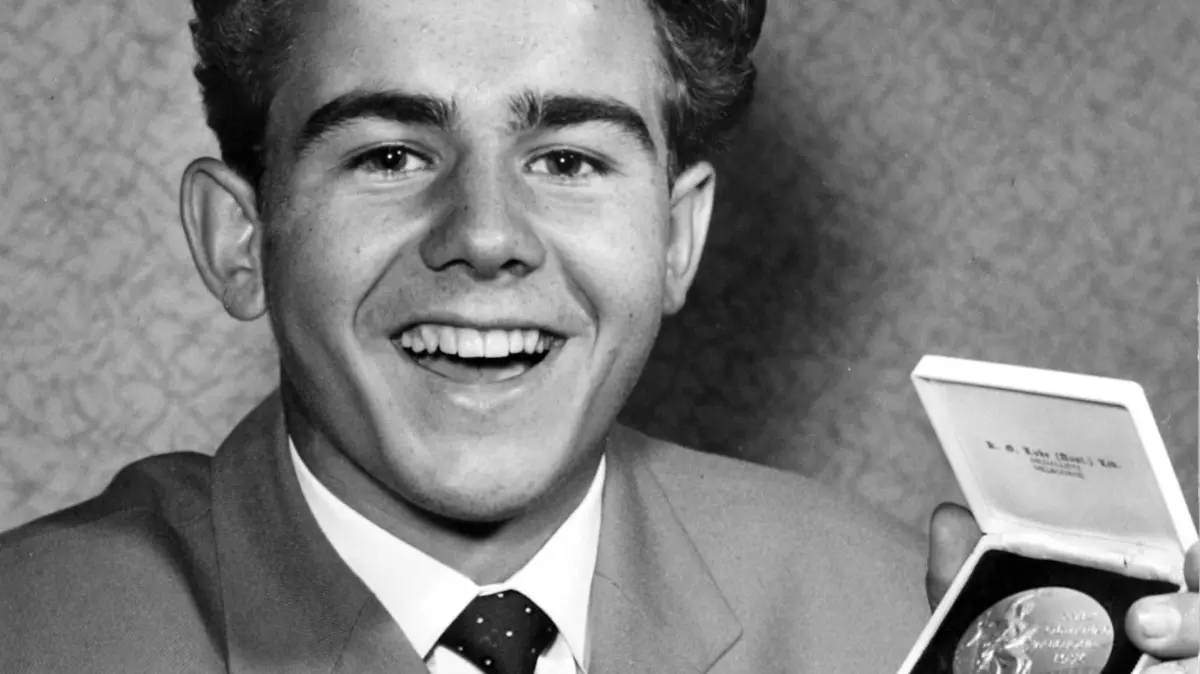Wolfgang Behrendt, 85. Geburtstag am 14. Juni Olympiasieger Wolfgang Behrendt (DDR) präsentiert seine Goldmedaille der Olympischen Sommerspiele 1956 in Melbourne Boxen OS Sommer Herren Boxsport 1956, Amateurboxen, Bantamgewicht, Olympische Spiele, Vneg, Vsw Porträt Shooting, Fotoshooting, Fototermin Berlin