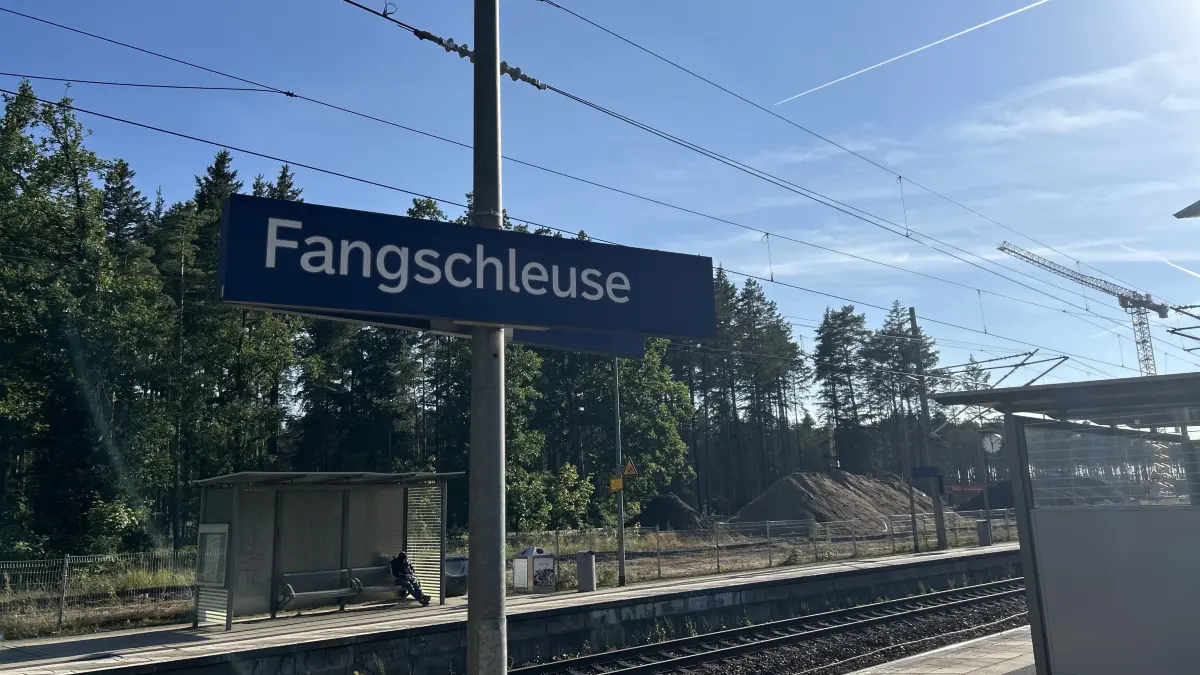 Der alte Bahnhof Fangschleuse wurde geschlossen. Nach der dreiwöchigen Sperrpause bis Mitte August halten die RE1-Züge in Richtung Berlin oder Frankfurt (Oder) am neuen Bahnhof nahe Tesla.