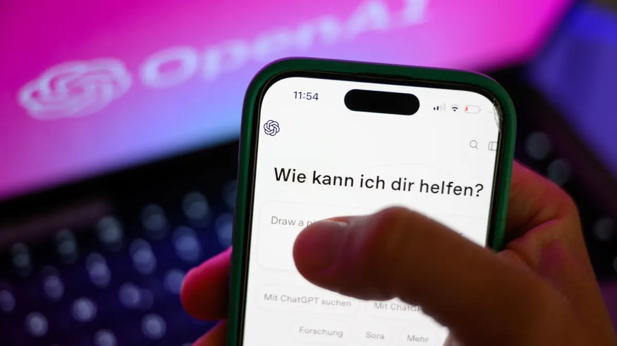 Mehr als die Hälfte der Nutzerinnen und Nutzer von KI-Chatbots vertraut laut einer repräsentativen Umfrage des Digitalverbands Bitkom den Auskünften solcher Systeme in Gesundheitsfragen und zu Krankheitssymptomen.