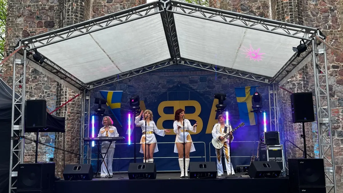 ABBA-Coverband: Auf dem Marktplatz in Gartz haben sie schon oft für Begeisterung gesorgt, jetzt heizen sie erneut ein.