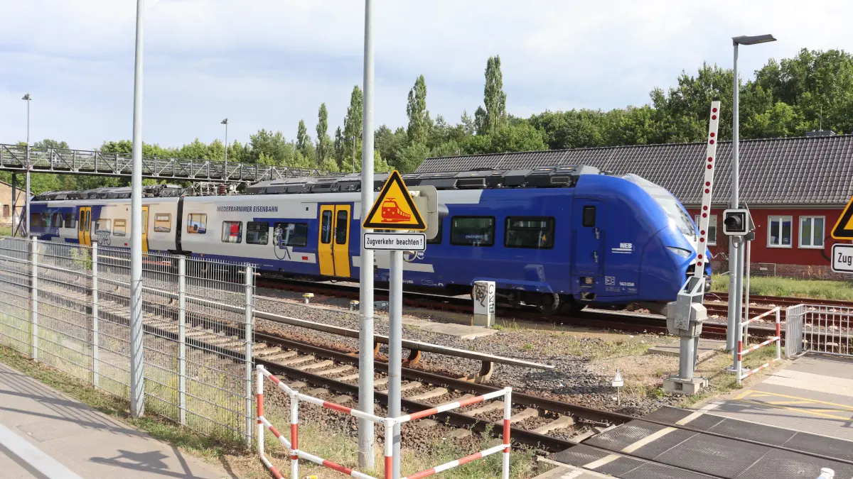 Den elektrischen Triebwagen gehört die Zukunft. Doch der Verkehrssektor hinkt bei der Energiewende insgesamt hinterher. Warum eine elektrifizierte, zweigleisige Ostbahn ein schneller und billiger Ausweg bei dem Problem wäre.