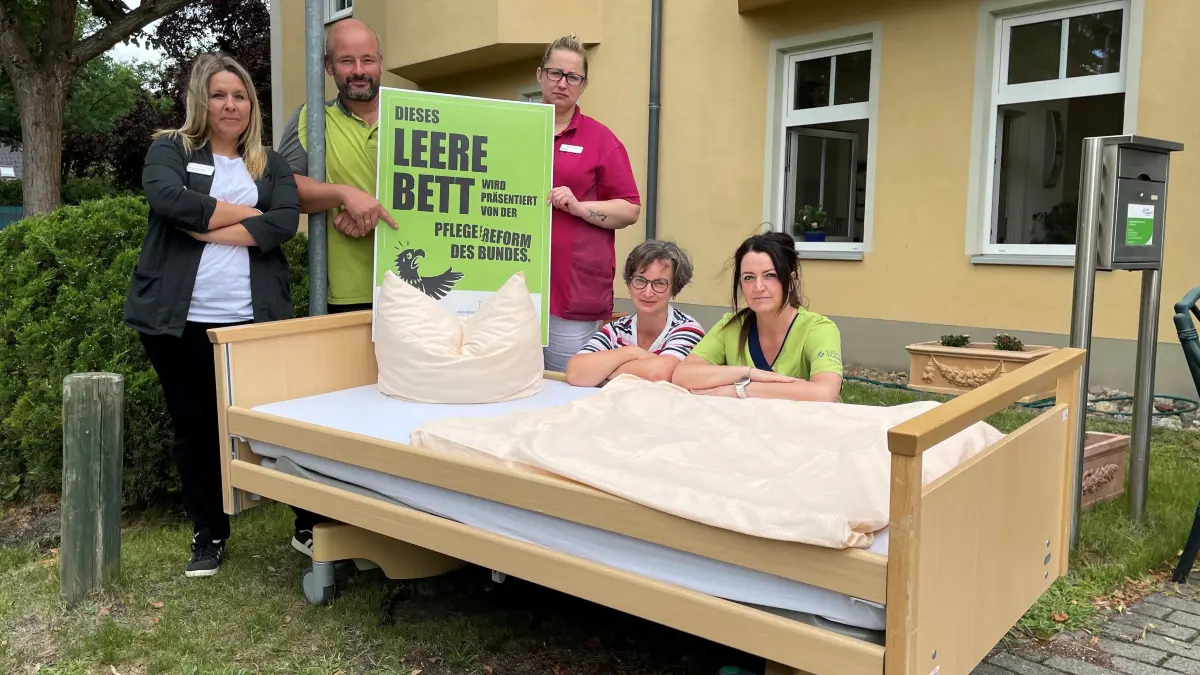 Aktion "Leeres Pflegebett" am Montag, 27.07.2026, Evangelische Seniorenzentrum Wasserschloss der Lafim-Diakonie in Friedrichsthal / Oranienburg beteiligt sich mit Pflegedienstleitung Antje Schattenberg