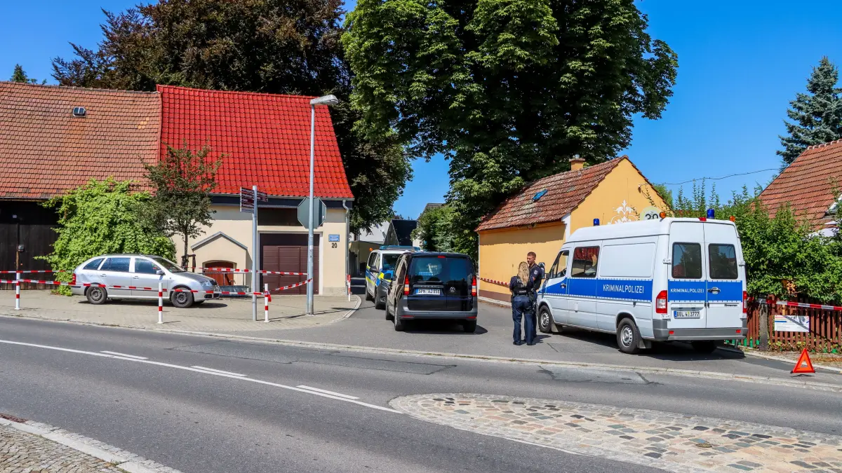 Bei einem mutmaßlichen Tötungsdelikt in Ortrand sind zwei Menschen getötet und ein Mann verletzt worden. Nun hat die Staatsanwaltschaft mitgeteilt, dass der verletzte 80-Jährige als Tatverdächtiger gilt.