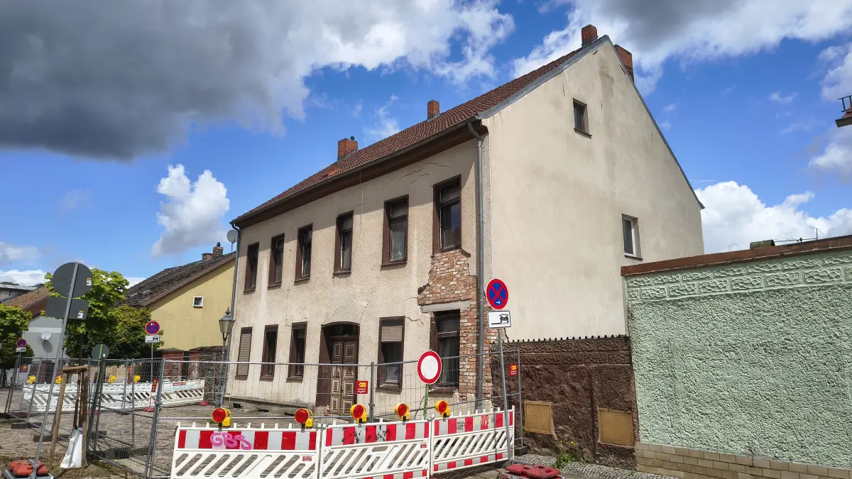 Nichts geht mehr. Das gilt sowohl für das Haus in der Angermünder Straße 41 in Oderberg als auch für den Autoverkehr vor dem Haus. Das Haus gilt als einsturzgefährdet.