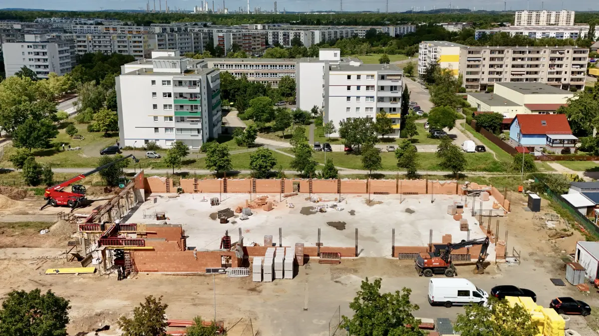 Der Bau des neuen Norma-Marktes in Schwedt liegt im Zeitplan. Von oben wird deutlich, wie groß die Filiale am Heinersdorfer Damm werden soll.