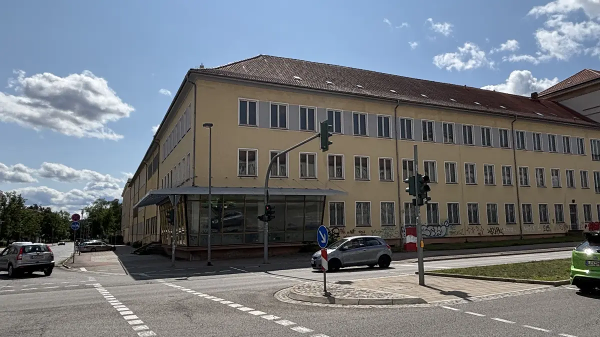 Seit mehreren Jahren steht das ehemalige Postgebäude in Eisenhüttenstadt leer. Nun wird die Immobilie erneut versteigert, mit einem erheblichen Preisnachlass.