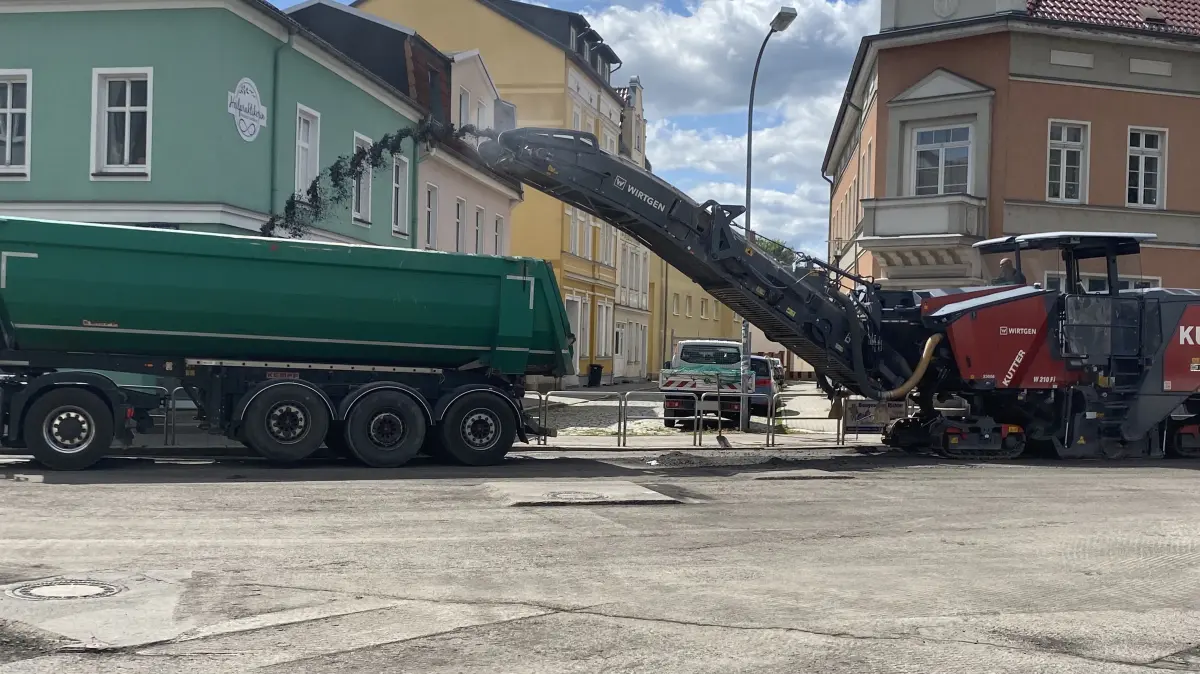 Abfräsen: Die Bauarbeiten des Landesbetriebs in Fürstenwalde haben am Platz am Stern damit begonnen, den Fahrbahnbelag zu entfernen.