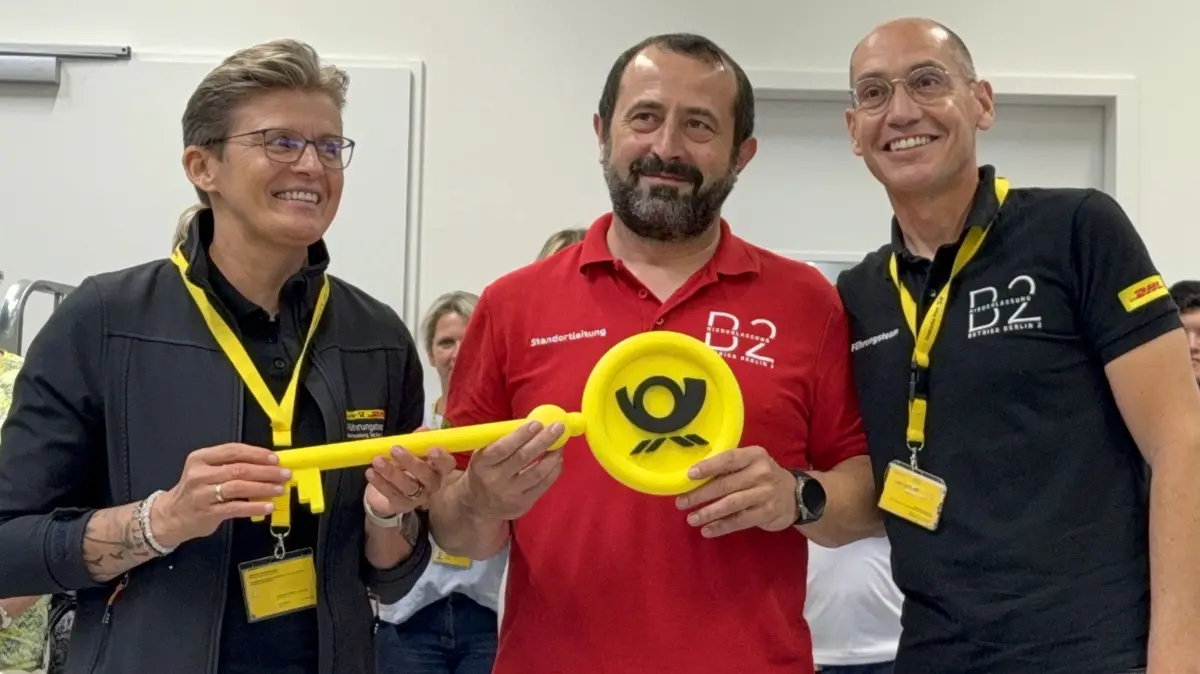 Die Deutsche Post hat in Neuruppin einen neuen Zustellstützpunkt in Betrieb genommen. Isabella Becher (Leiterin des Stützpunktes), Standortleiter Marcin Feliks (Mitte) und Niederlassungsleiter Andreas Niessen waren während der offiziellen Inbetriebnahme gut gelaunt.