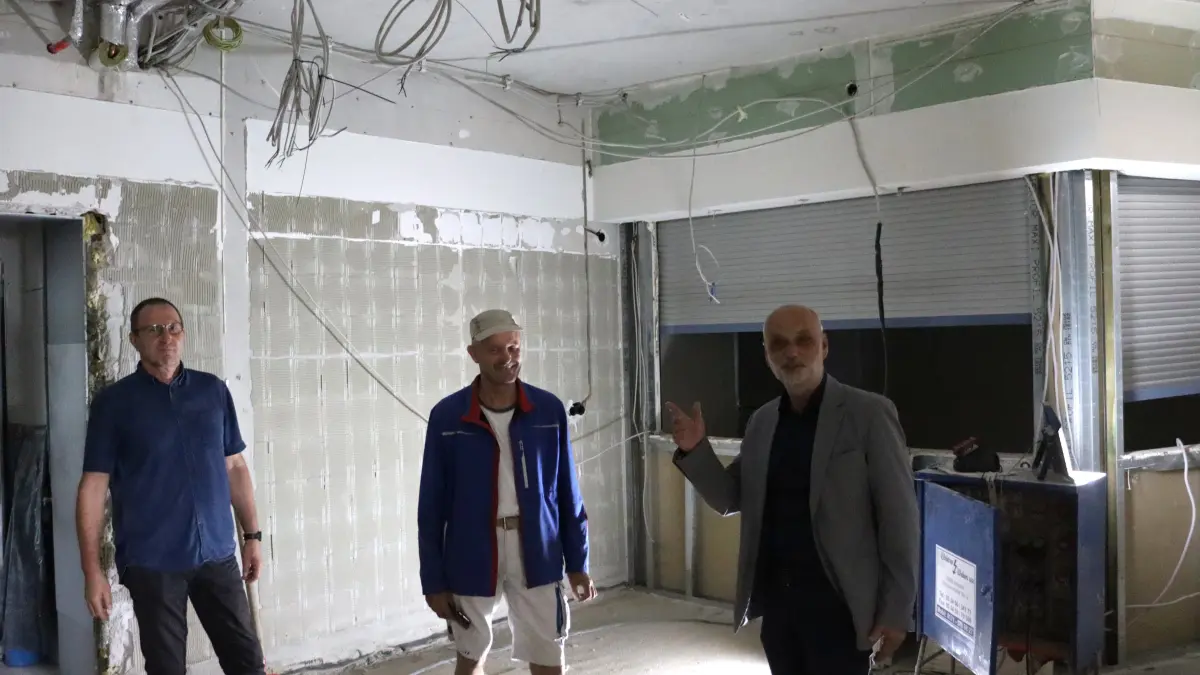 Baustelle Fontane-Gymnasium Strausberg: Torsten Horn vom Landkreis, Hartmus Karras von der Trockenbaufirma und Architekt Thorsten Schubert (von links) treffen bei der wöchentlichen Bauberatung die nächsten Absprachen.