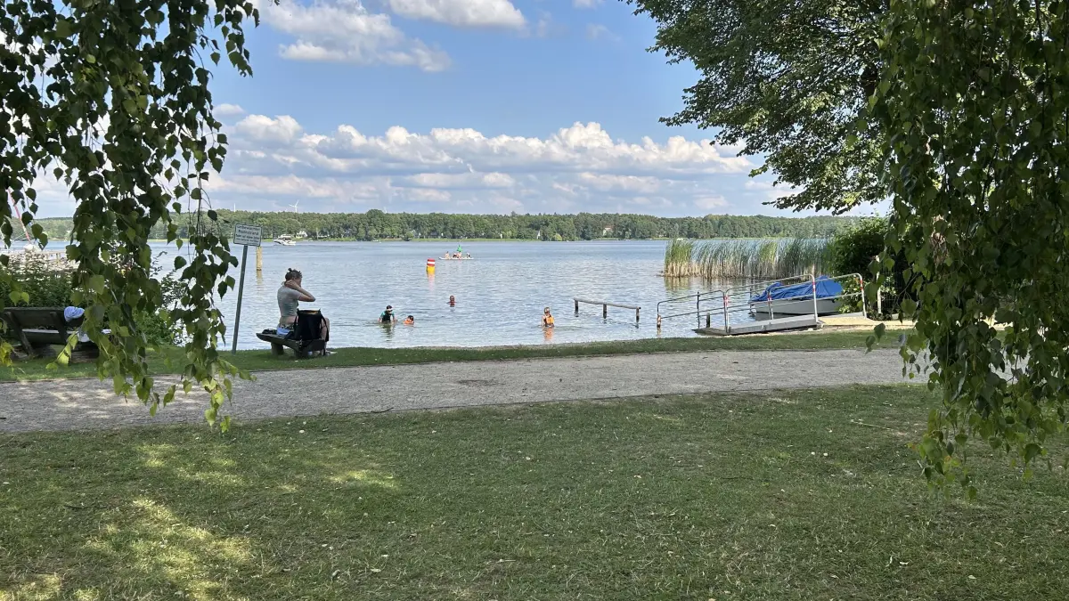 Die Badestelle in Wendisch Rietz ist recht klein, aber dafür barrierefrei und auch gut für Familien. Die bekommen nämlich mehr geboten als an anderen Stellen.