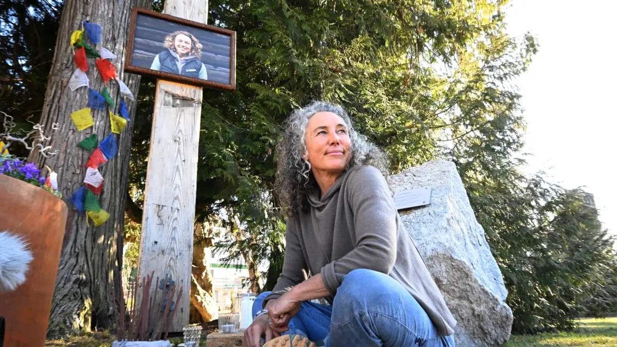 Die Mutter von Laura Dahlmeier, Susi Dahlmeier sitzt vor der Offiziellen Umbenennung des Kurparks in "Laura Dahlmeier Park", im künftigen Laura-Dahlmeier-Park bei einem Dreh für das ZDF.