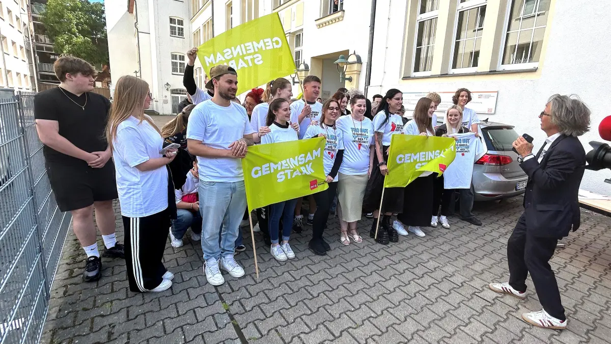 "Wir wollen Kohle sehen!": Vor der Akademie für Gesundheit an der Schicklerstraße 20 in Eberswalde bringt der Gewerkschaftssekretär Ivo Garbe (rechts) die Auszubildenden vor der zweiten Runde der Tarifverhandlungen in Proteststimmung