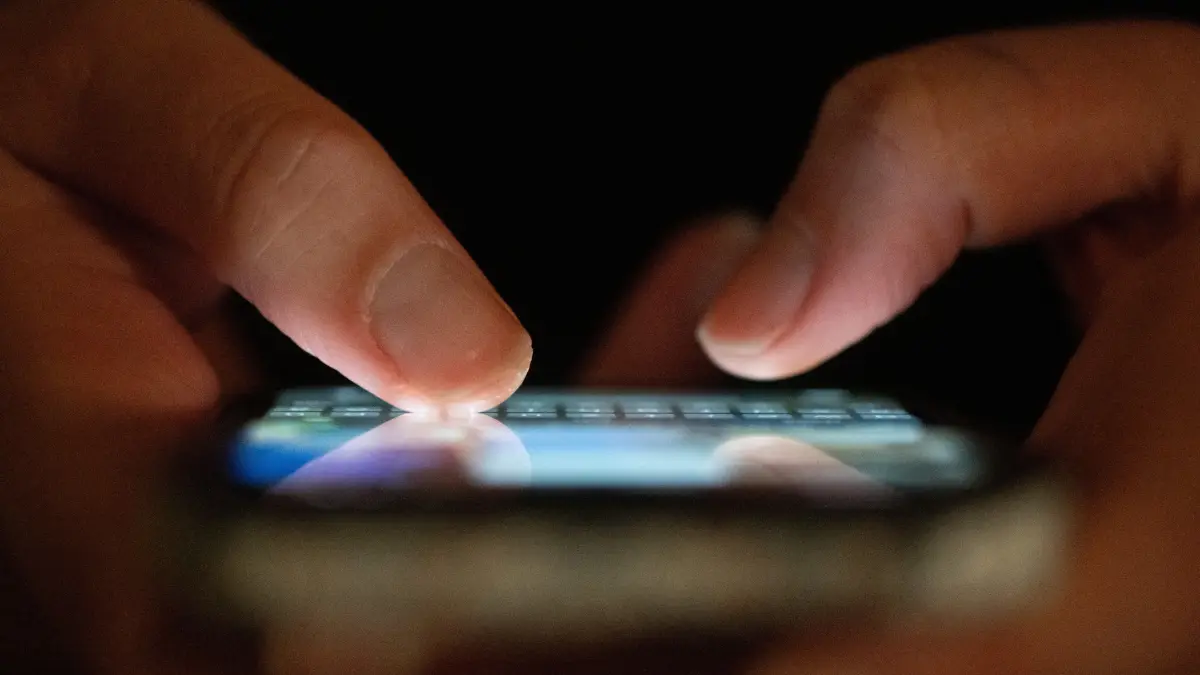 Mit einem Smartphone und einem Tablet soll ein Mann aus Fürstenwalde Kinderpornos im Internet abgerufen haben. Warum bleibt er auf freiem Fuß? (Symbolbild)