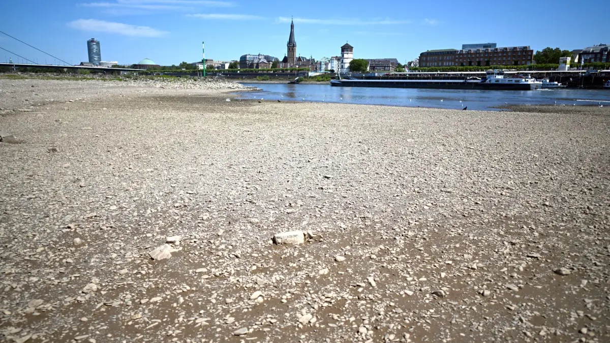Niedrigwasser im Rhein in Düsseldorf: 28.07.2026, Nordrhein-Westfalen, Düsseldorf: Ein Schiff fährt bei niedrigem Wasserstand auf dem Rhein. Die Pegelstände entlang des Rheins sind zurzeit sehr niedrig. Foto: Federico Gambarini/dpa +++ dpa-Bildfunk +++