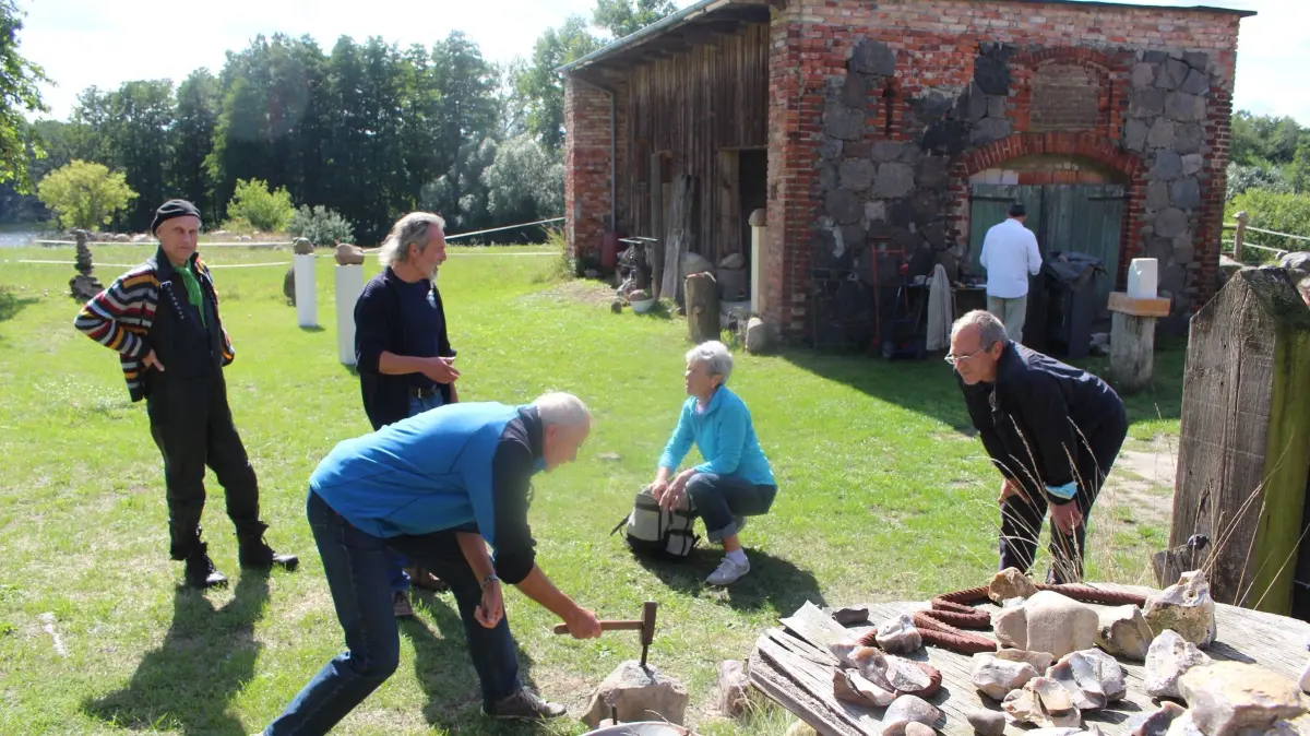 Steinespalten, Steinebelance und sogar Musikmachen mit Klangsteinen gibt es beim Auktionstag auf dem Findlingshof Ruhlsdorf.