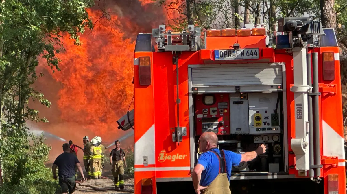 Die Feuerwehr bekämpft einen Waldbrand im Landkreis Ostprignitz-Ruppin. Doch sind riesige Flächenbrände, wie in Frankreich, auch in Brandenburg möglich? (Archivbild)