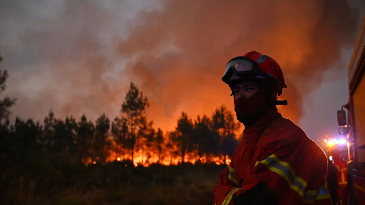 Waldbrände in Frankreich: 28.07.2026, Frankreich, Lanton: Feuerwehrleute bekämpfen während der Waldbrände im Südwesten Frankreichs einen Brand außerhalb von Lanton. Foto: Emma Da Silva/AP/dpa +++ dpa-Bildfunk +++