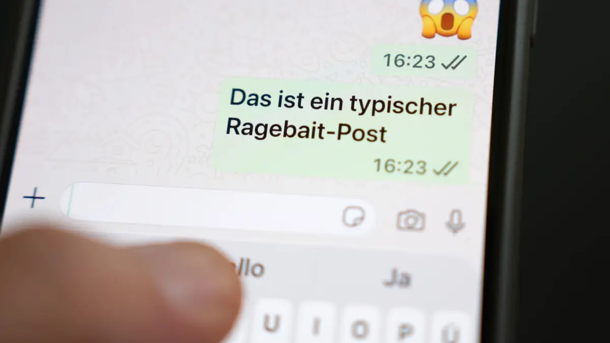 Jugendwort des Jahres 2026: ILLUSTRATION - 27.07.2026, Hamburg: Das Wort „Ragebait“ ist auf dem Display eines Smartphones in einem Chatverlauf zu lesen. Die Top 10 vor der Wahl zum Jugendwort des Jahres 2026 im Oktober stehen fest. Foto: Marcus Brandt/dpa +++ dpa-Bildfunk +++