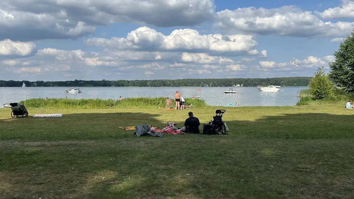 Das Strandbad Neptun (ehemals Saarow Strand) am Scharmützelsee ist ein beliebter Treffpunkt für Familien zum Baden. Womit das Bad überzeugen kann und was laut Besuchern noch ausbaufähig ist.