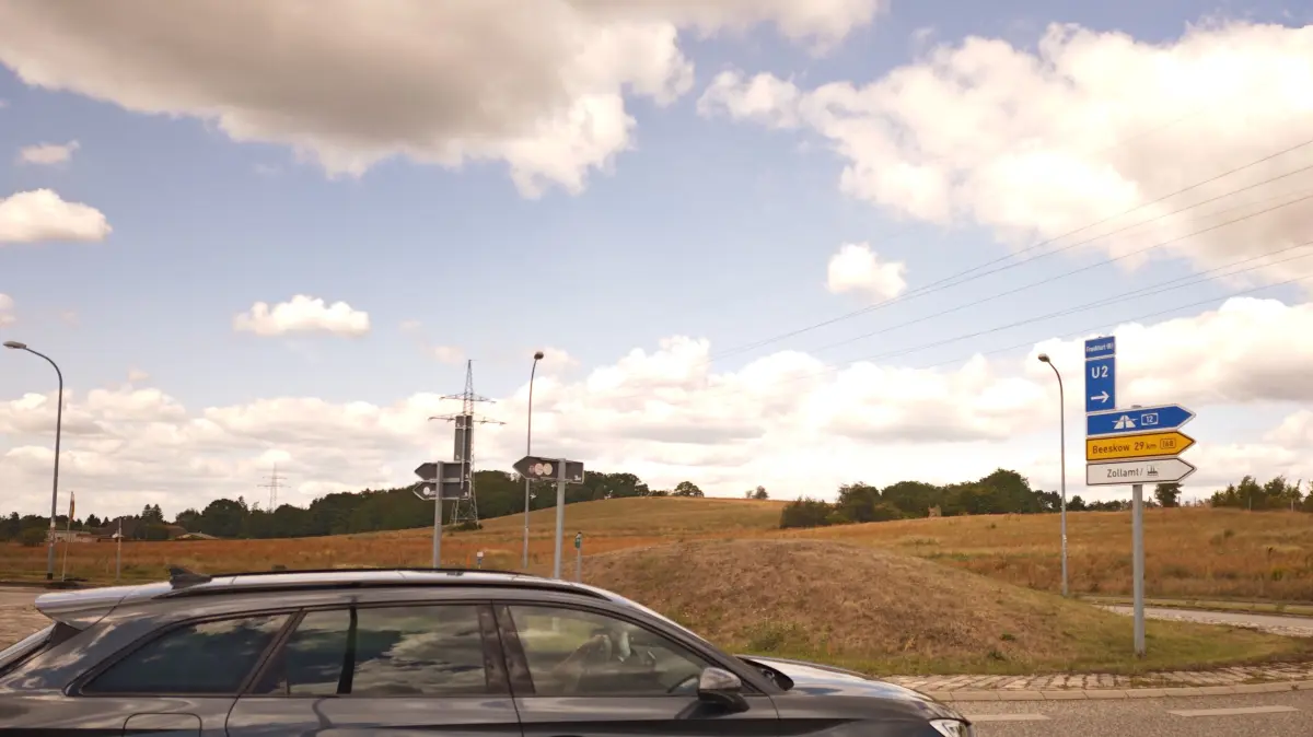 Der Verkehrskreisel in Fürstenwalde Nord sieht schmucklos aus. Eine Initiative früherer Gaselan-Beschäftigter will das ändern und eine Leuchtboje aufstellen. So steht die Stadtverwaltung zu dem Projekt.