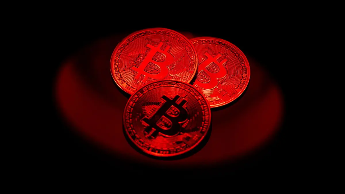 Bitcoin-Münzen liegen auf einem Tisch: ARCHIV - 28.02.2024, Berlin: Münzen der Kryptowährung Bitcoin. (zu dpa: «Bafin schaut genauer auf Finfluencer in sozialen Medien») Foto: Hannes P Albert/dpa/dpa-tmn +++ dpa-Bildfunk +++