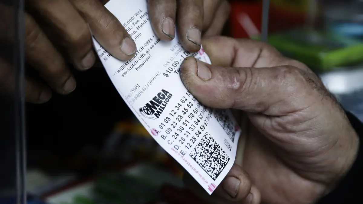 Ein Lottospieler kauft Mega Millions Lotterielose an einem Kiosk. (Symbolbild)