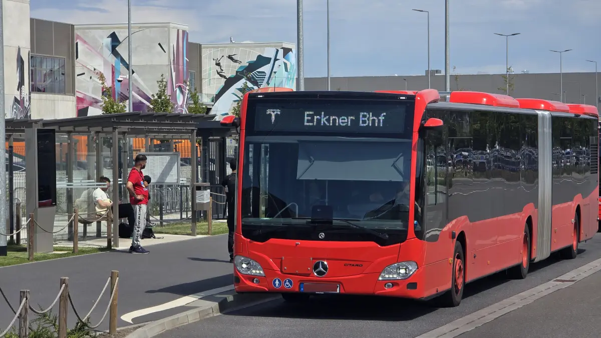 Die Busstation vor der Tesla Gigafactory Berlin-Brandenburg. Hier halten auch nach der Neueröffnung des Bahnhofs Fangschleuse, Mitte August, wieder die Tesla-Busshuttle. Dann aber geht es über kürzere Wege zum Werk.