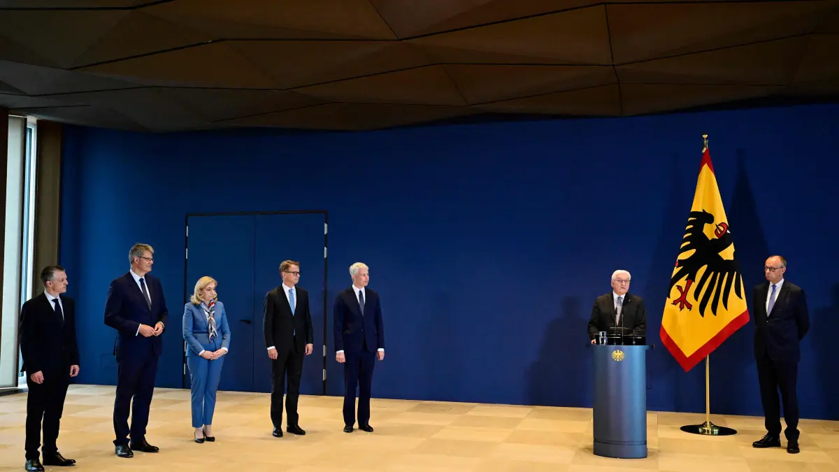 GERMANY-POLITICS-GOVERNMENT-HANDOVER: German President Frank-Walter Steinmeier (2nd R) addresses Ministers and guests near German Chancellor Friedrich Merz (R) and (L-R) outgoing German Chief of Staff and Minister for Special Tasks and upcoming Parliamentary group leader of Germany's Christian Democratic Union (CDU) Thorsten Frei, outgoing German Transport Minister Patrick Schnieder, outgoing German Health Minister and upcoming Chief of Staff and Minister for Special Tasks Nina Warken, upcoming German Health Minister Carsten Linnemann, upcoming German Transport Minister Steffen Bilger during an official dismissal and appointment ceremony at the Official presidential residence at the Spreebogen (Amtsitz am Spreebogen) in Berlin on July 29, 2026. (Photo by John MACDOUGALL / AFP)